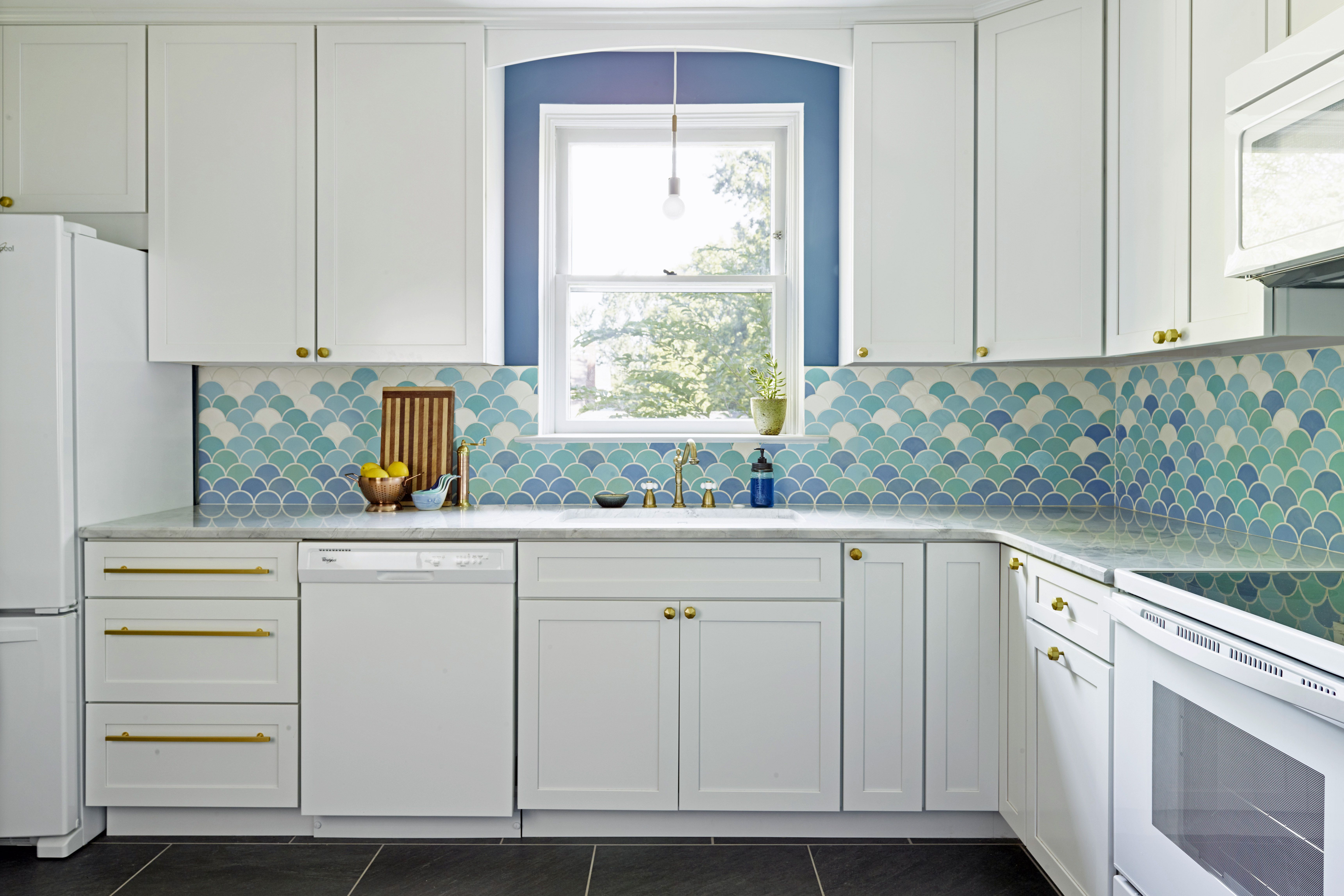 Blue-Walls-Blue-backsplash-White-Kitchen-خزائن المطبخ