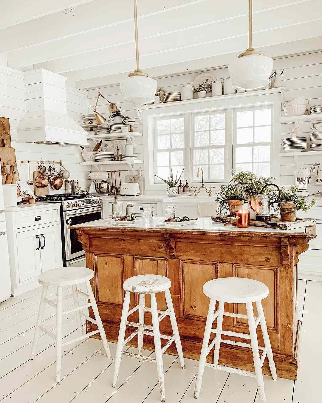 مطبخ أبيض مع جزيرة مطبخ خشبية