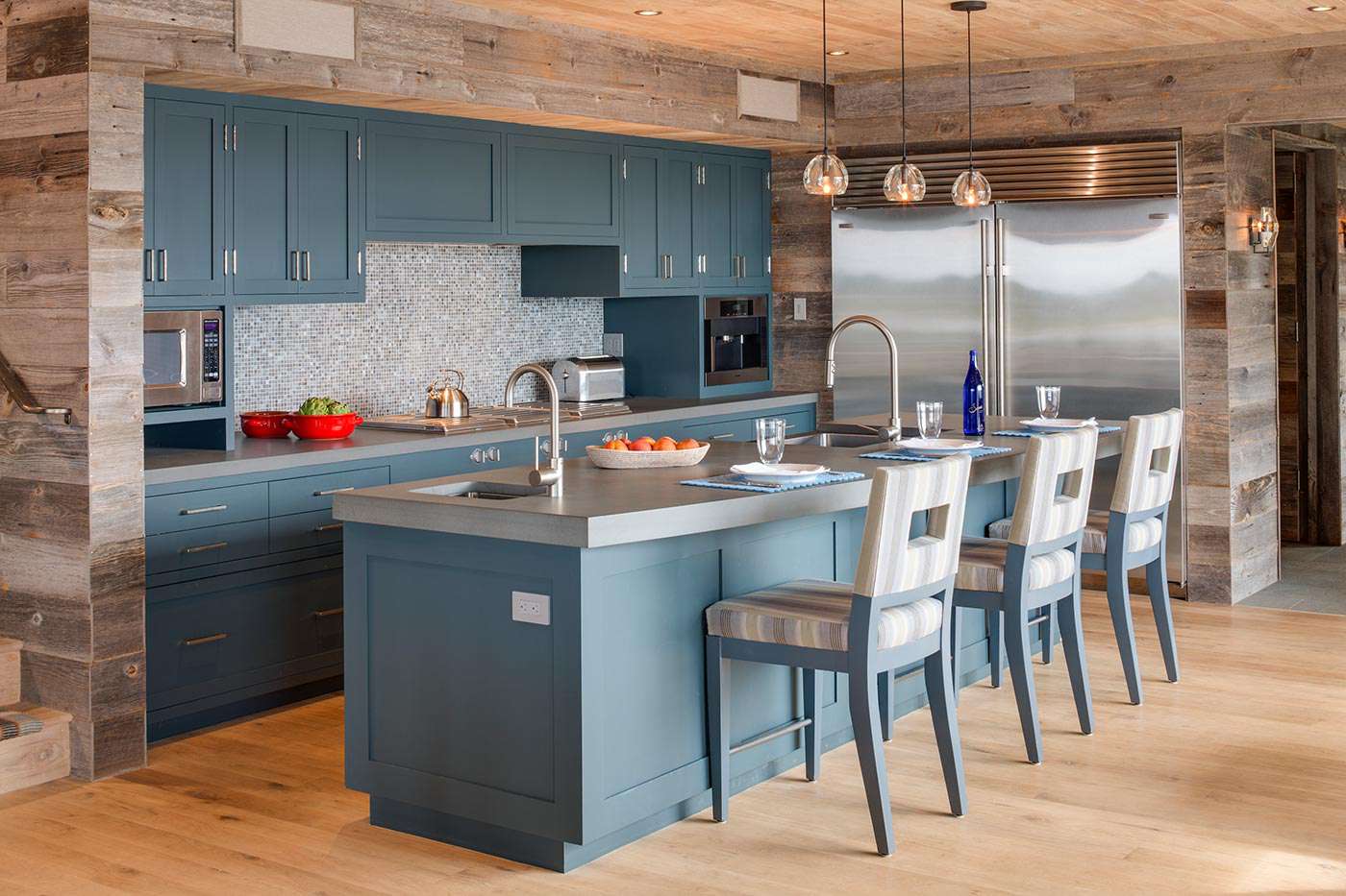 مطبخ ريفي أزرق مع أسطح رمادية.