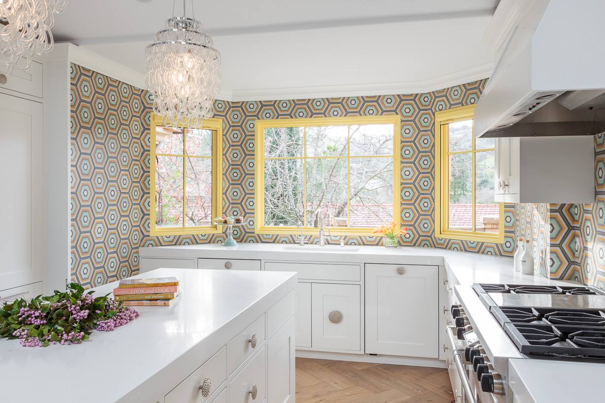 يخلق البلاط الملون جدارًا مميزًا في المطبخ الأبيض.