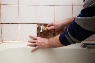 إزالة البلاط قبل إزالة حوض الاستحمام