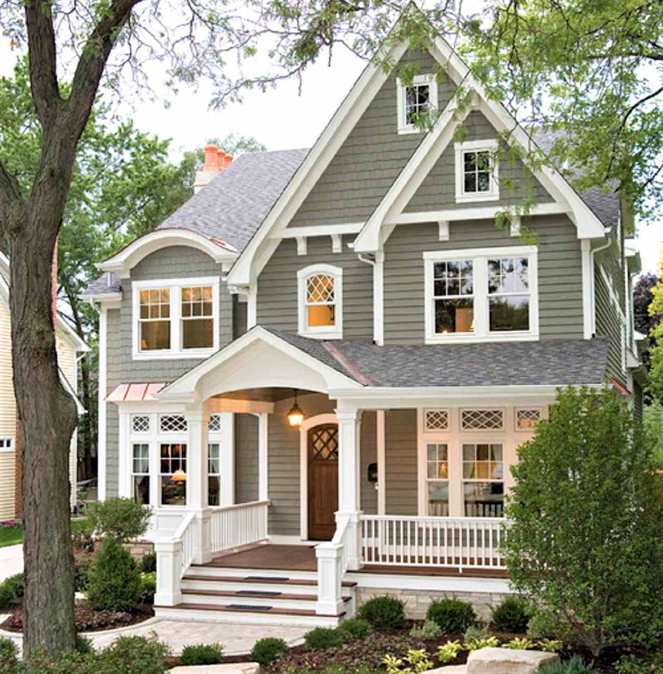 اللون الخارجي للمنزل باللون الرمادي الداكن مع زخرفة بيضاء