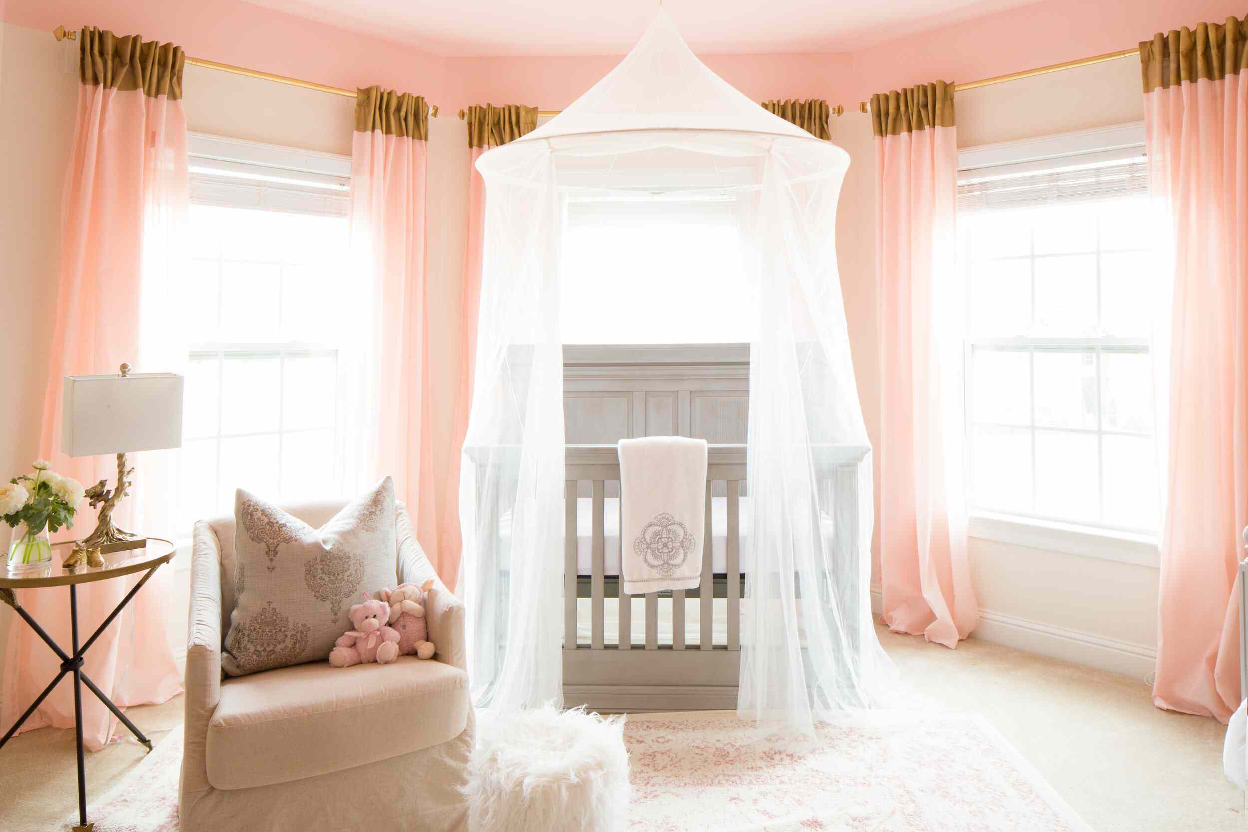 غرفة الطفل الوردي والرمادي