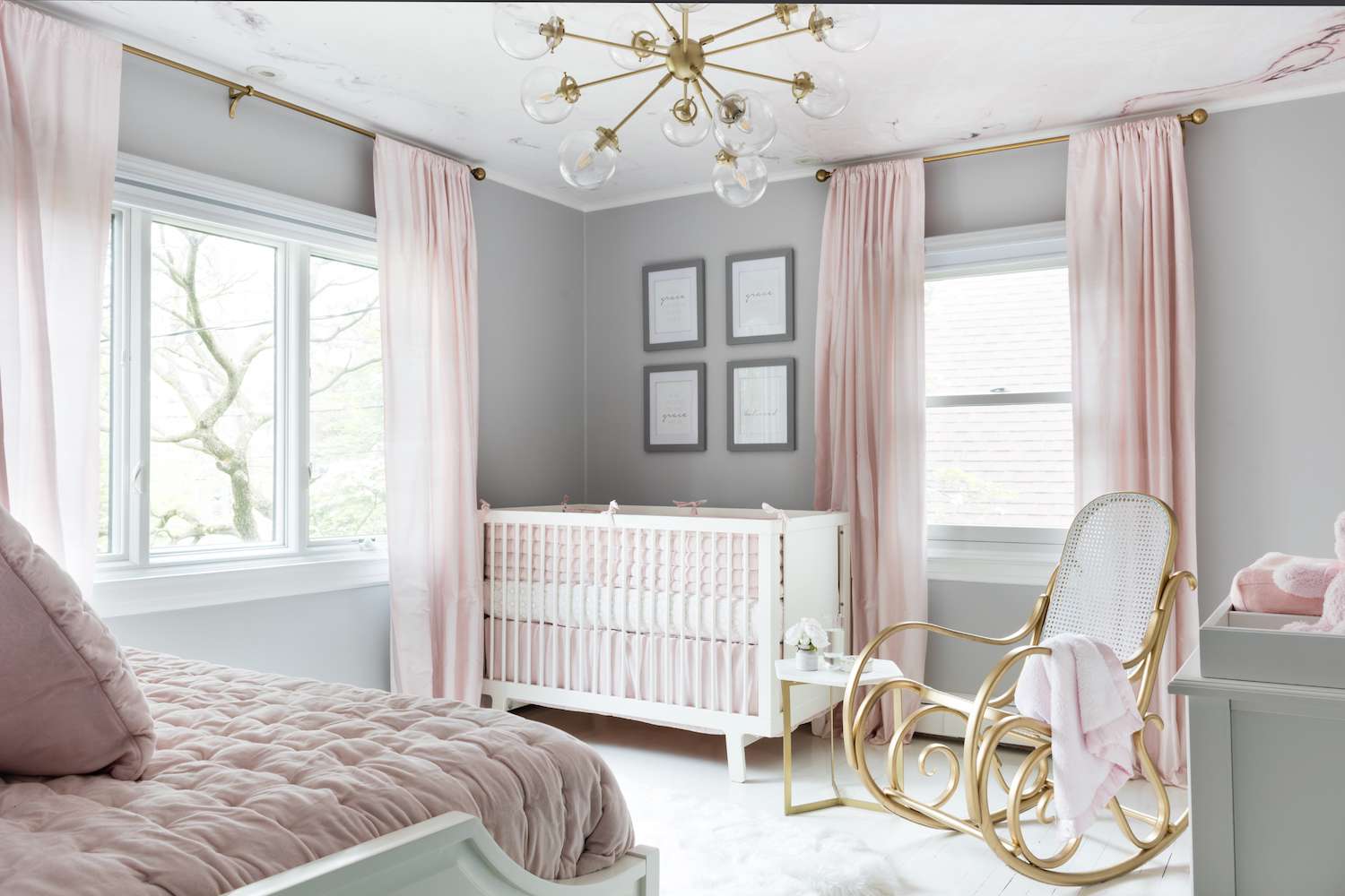 غرفة الطفل الوردي والرمادي
