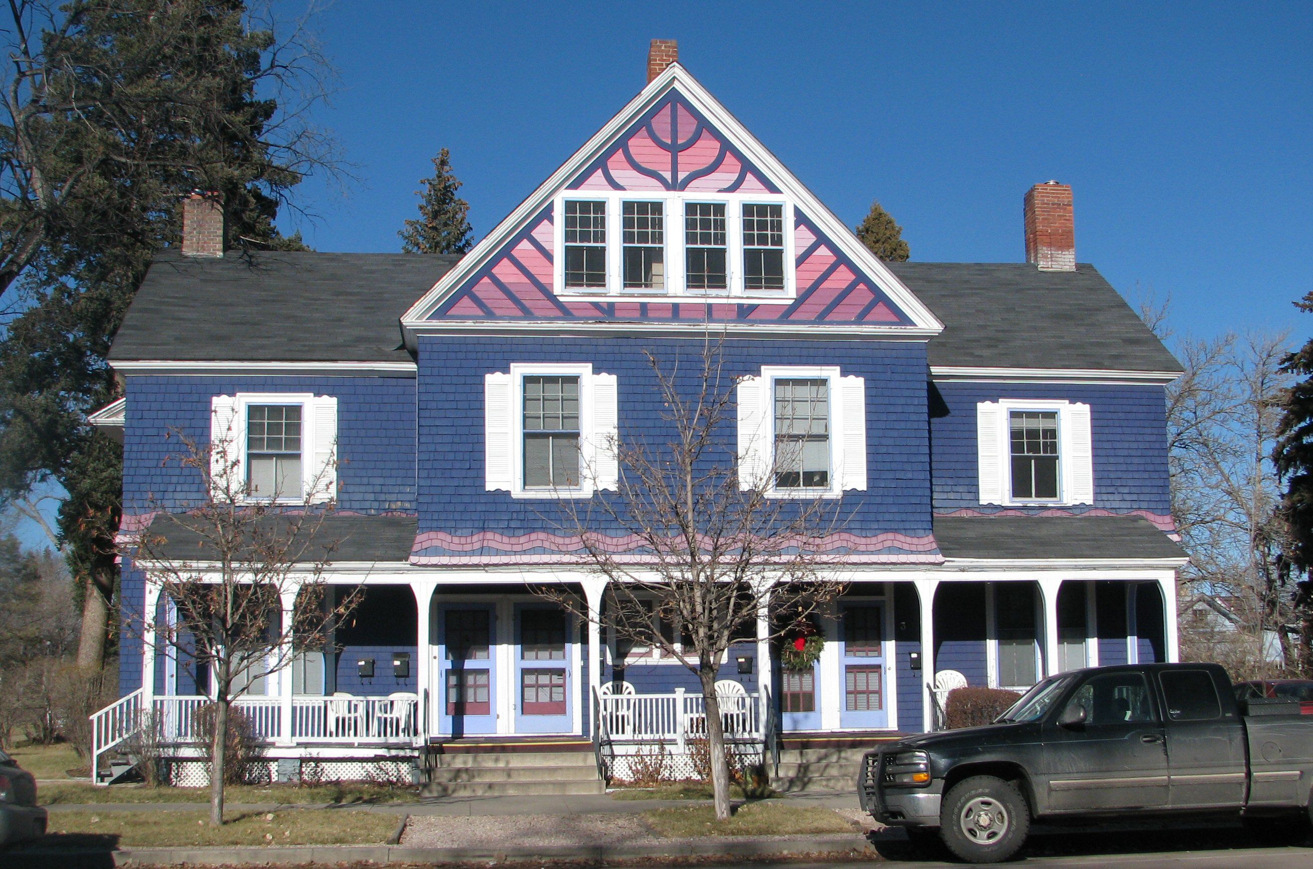 البيت الفيكتوري الأزرق مع الجملون الوردي