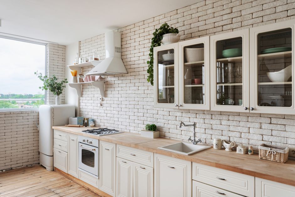 مطبخ أبيض في شقة مع تصميم داخلي حديث