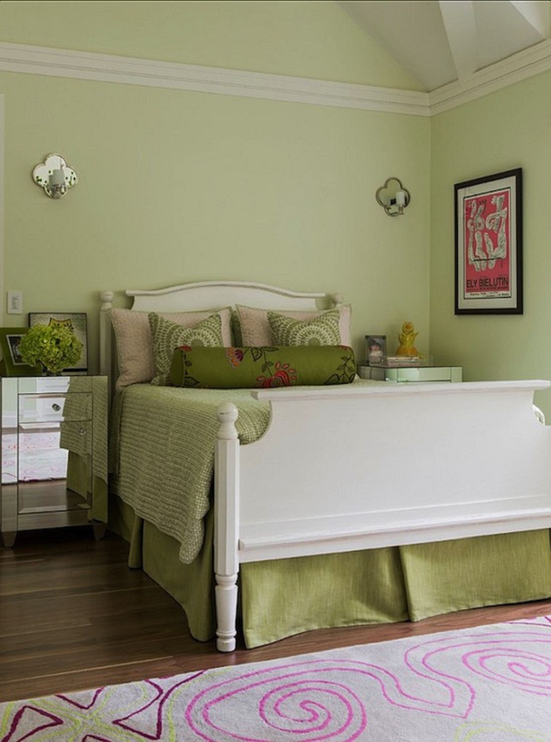 غرفة نوم البنات باللون الأخضر والأبيض والوردي