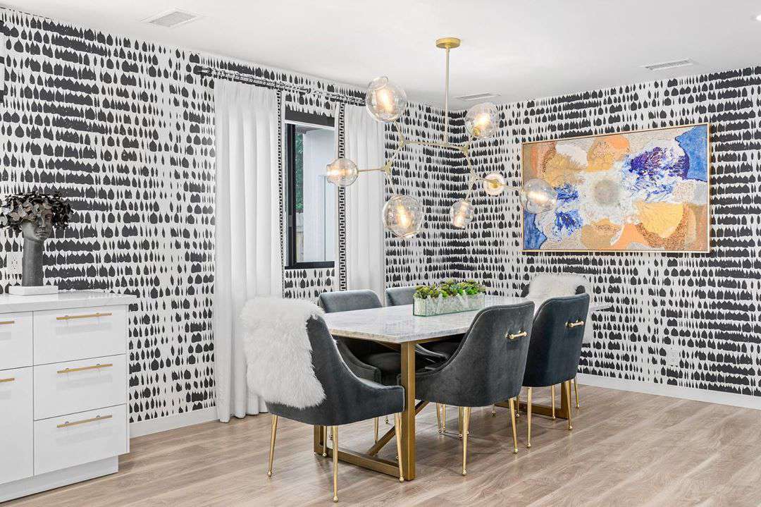 غرفة طعام مع ورق حائط أبيض وأسود