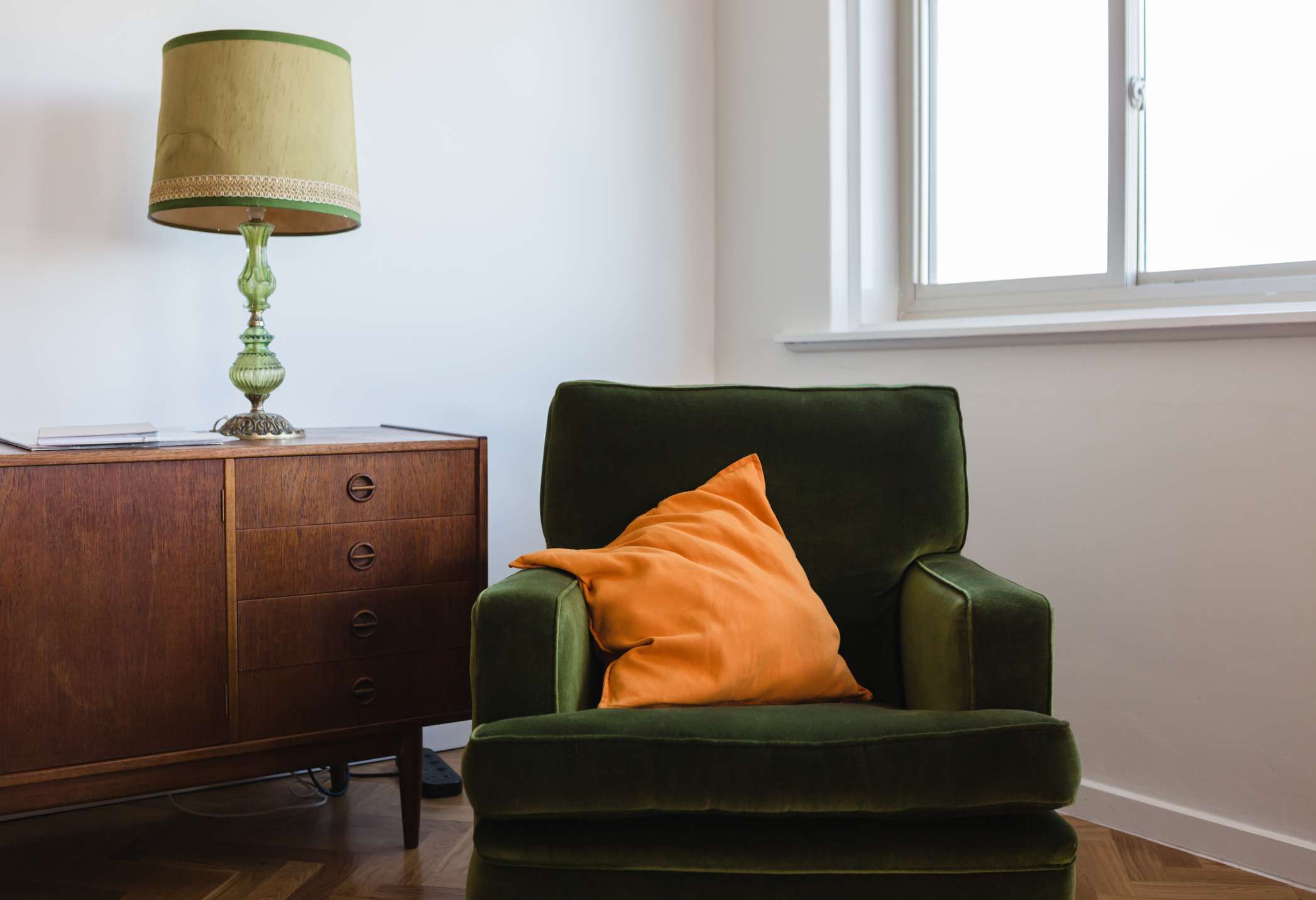 كرسي لاوسون المخملي الأخضر في غرفة المعيشة