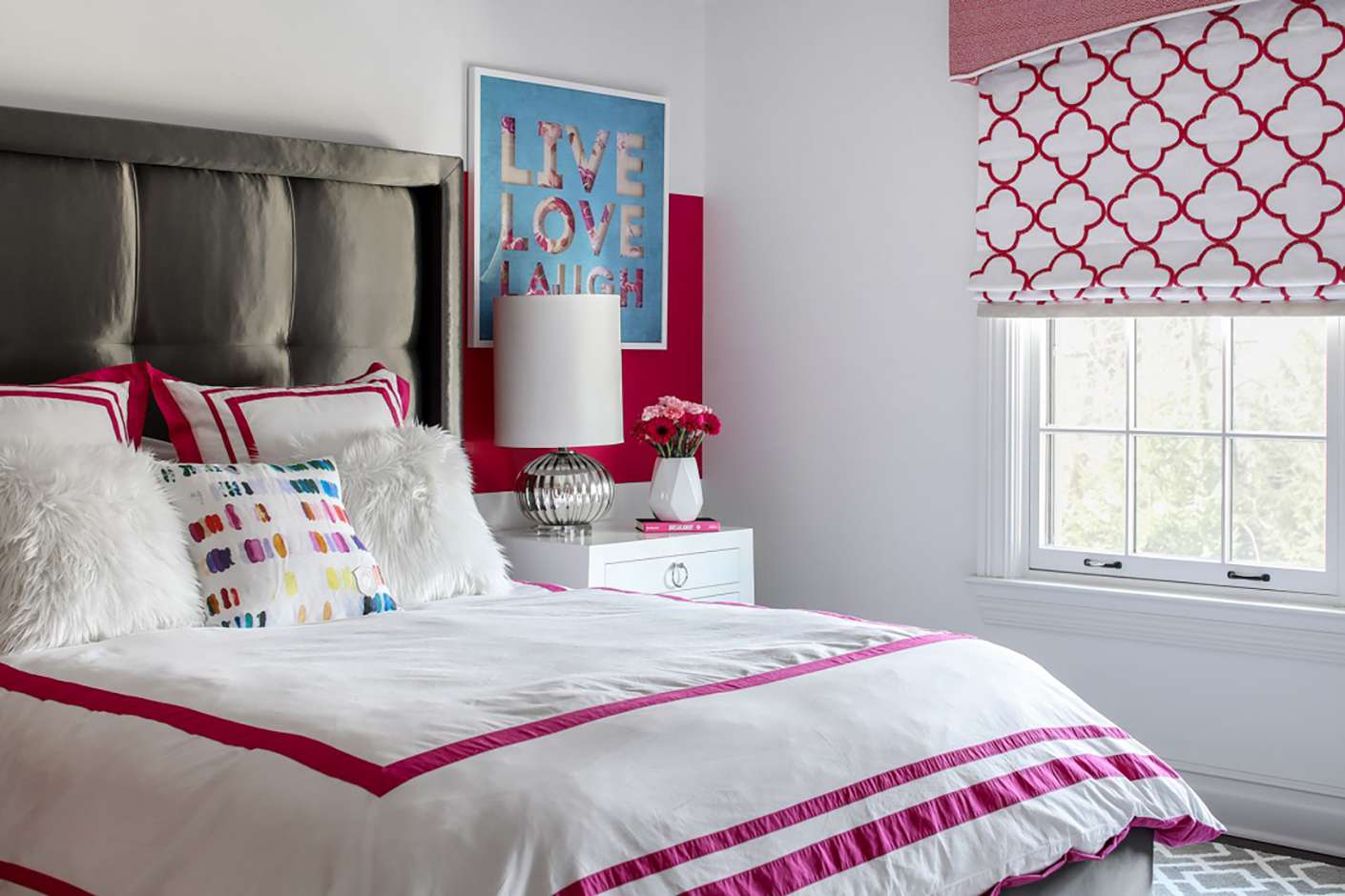 غرفة نوم فتاة باللونين الوردي والبني
