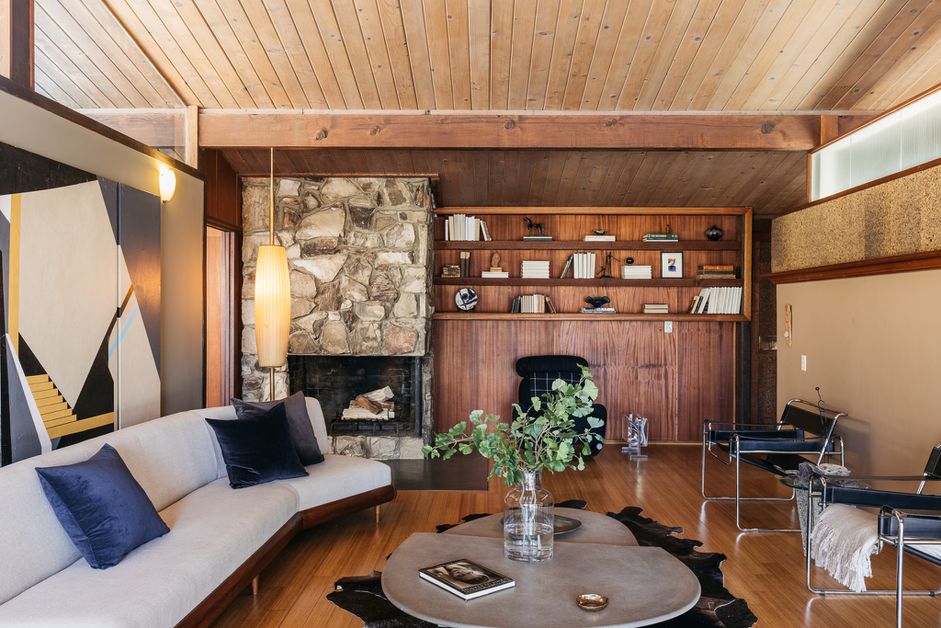 غرفة معيشة حديثة من منتصف القرن مع رفوف خشبية ومقاعد حديثة
