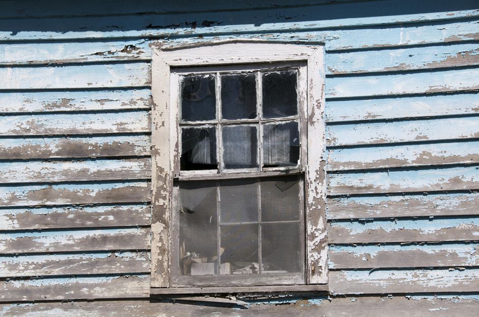 نافذة خشبية قديمة
