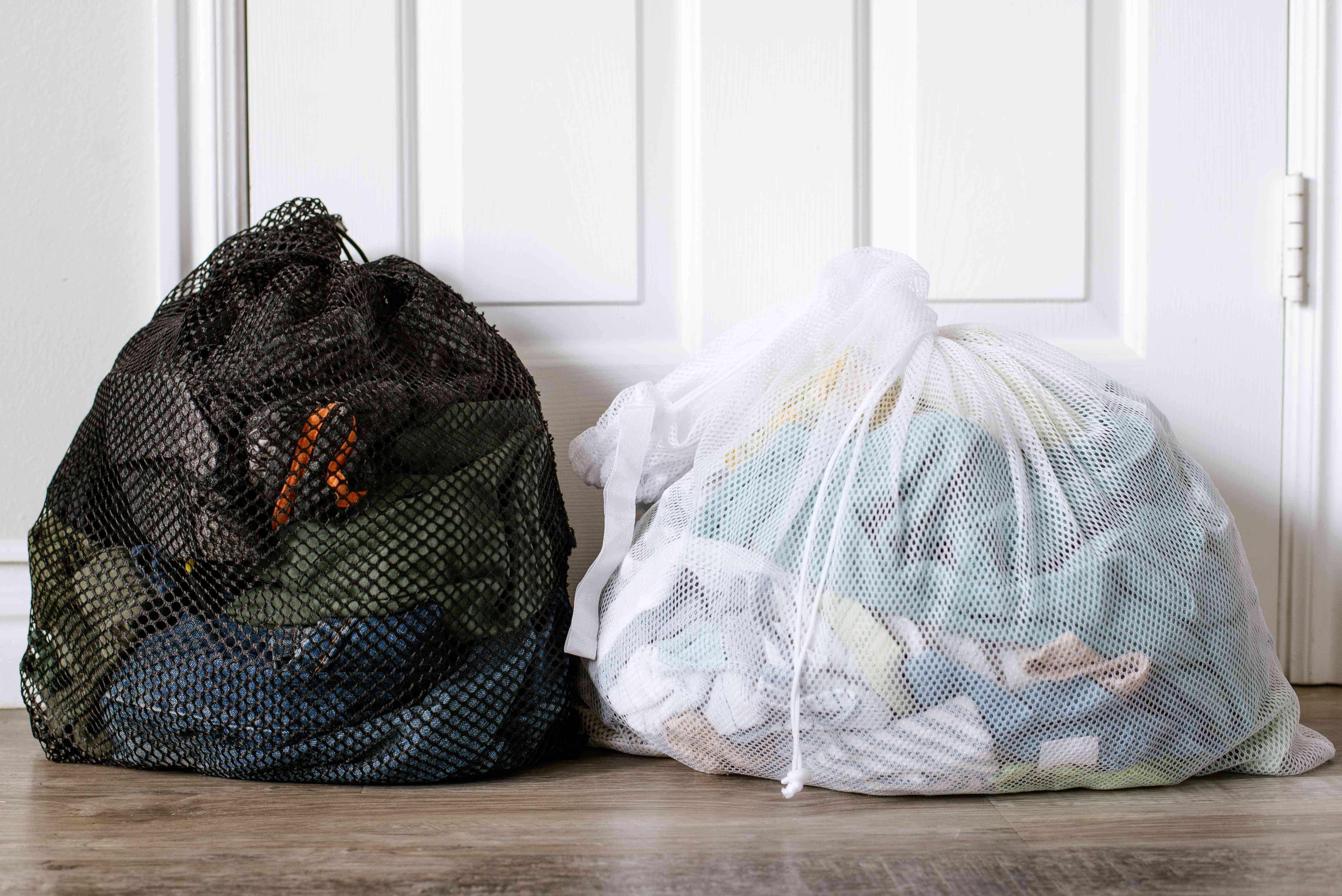 يتم فرز الملابس في أكياس شبكية منفصلة بيضاء وسوداء لغسيل الملابس