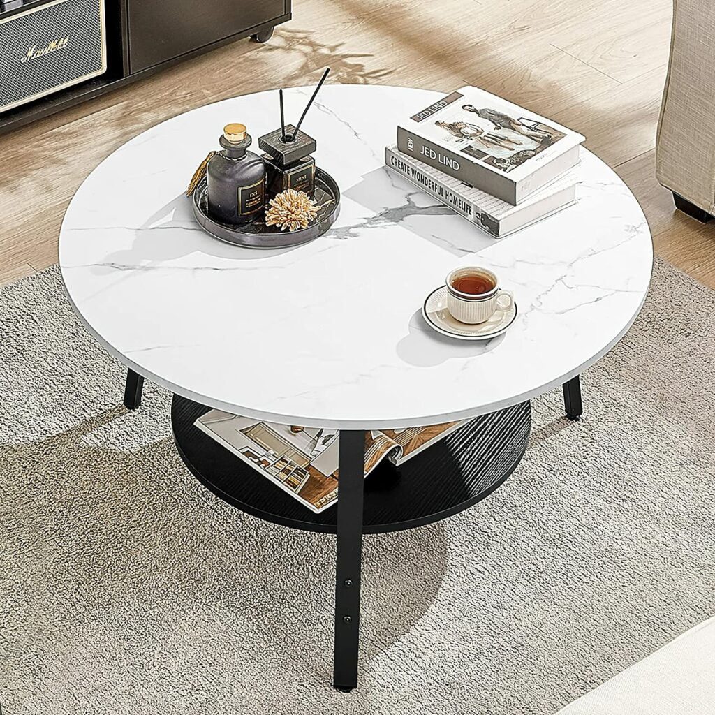 طاولة قهوة دائرية حديثة للوسط ذات سطح رخامي أبيض و٣ أرجل سوداء ورف أسود سفلي