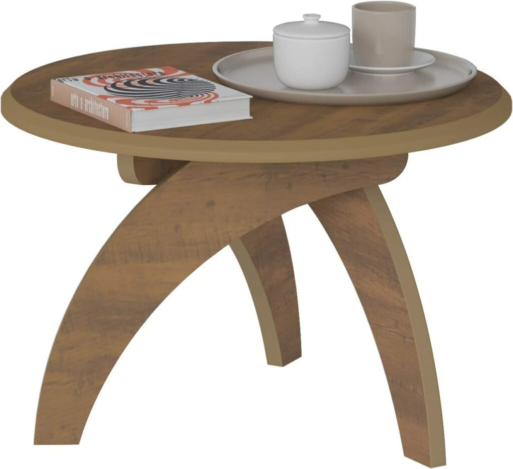 طاولة وسط خشبية دائرية مع فناجين قهوة وكتاب على سطح الطاولة