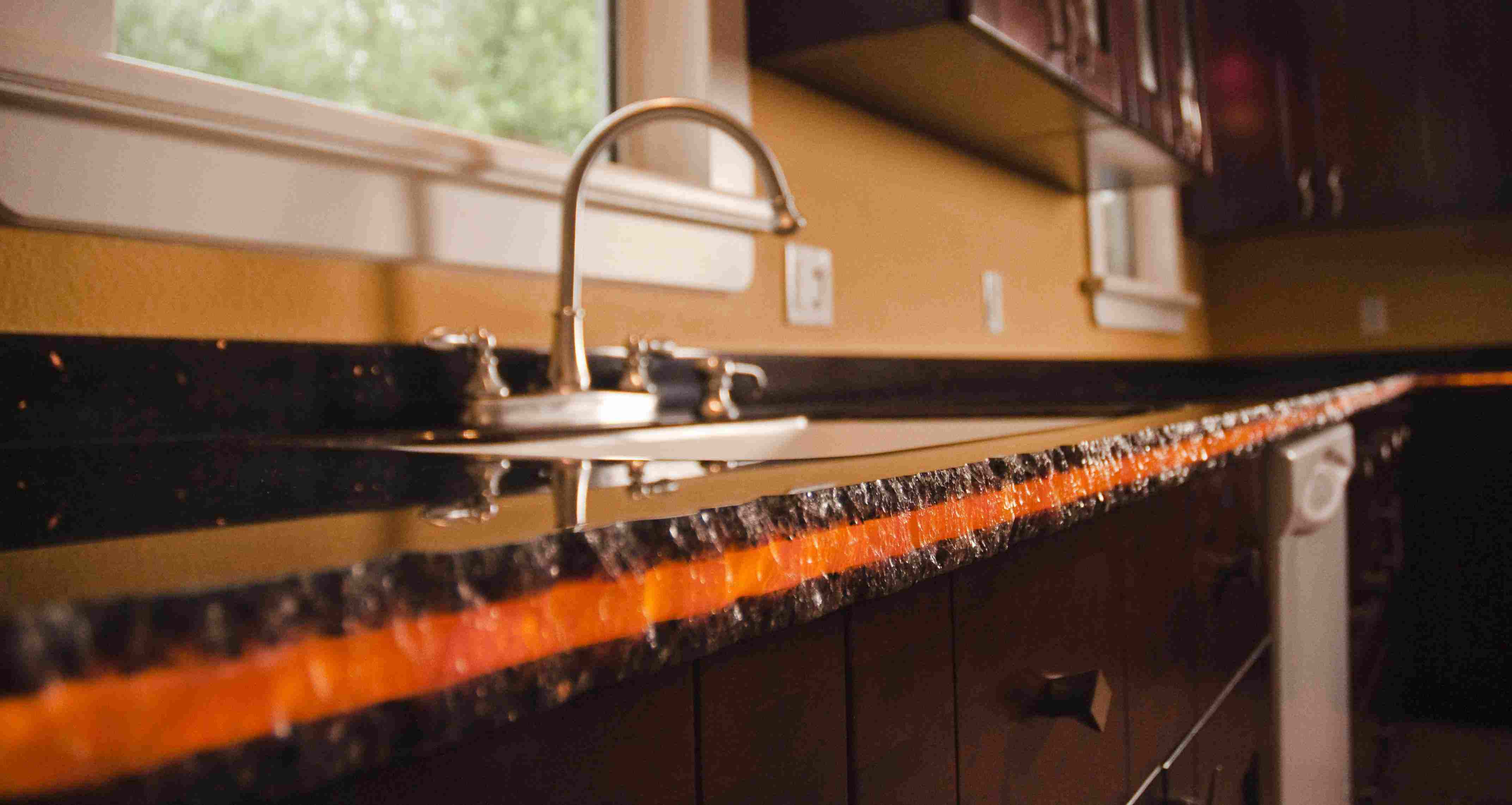 النحاس البركاني كانيون تصميم مخصص من قبل جين ماكدونالد (2009)